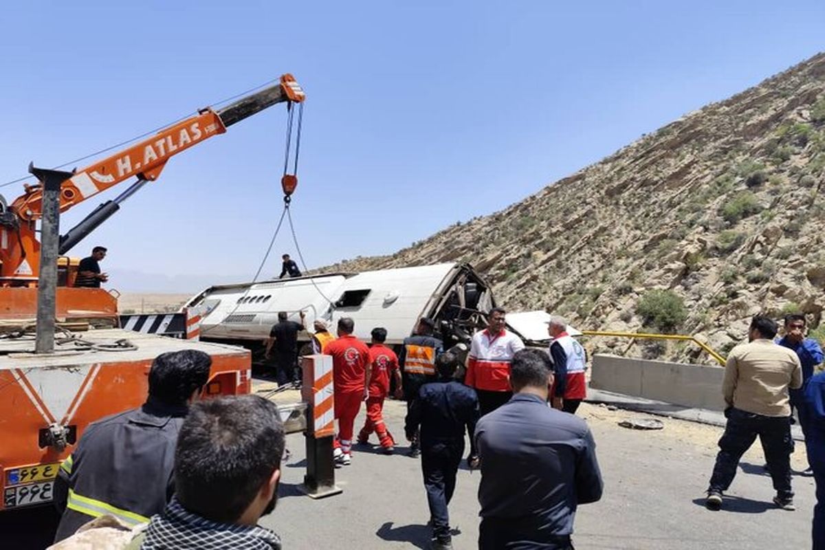 واژگونی اتوبوس در استان فارس، جان ۲۱ مسافر را گرفت