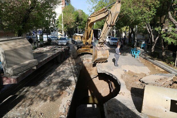 حل مشکل آب میدان قدس تهران تا ساعت ۱۵ امروز 