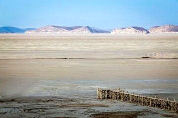 نمایندگان شمال‌غرب کشور خواستار انتقال آب از خلیج فارس به دریاچه ارومیه شدند