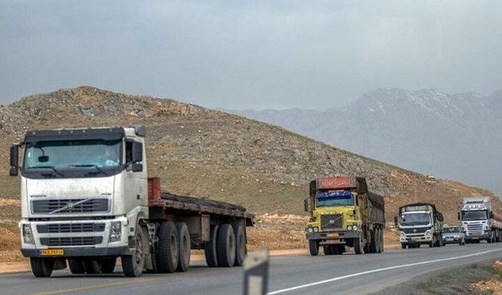 ممنوعیت تردد کامیون و اتوبوس در خط سرعت آزادراه و بزرگراه‌ها