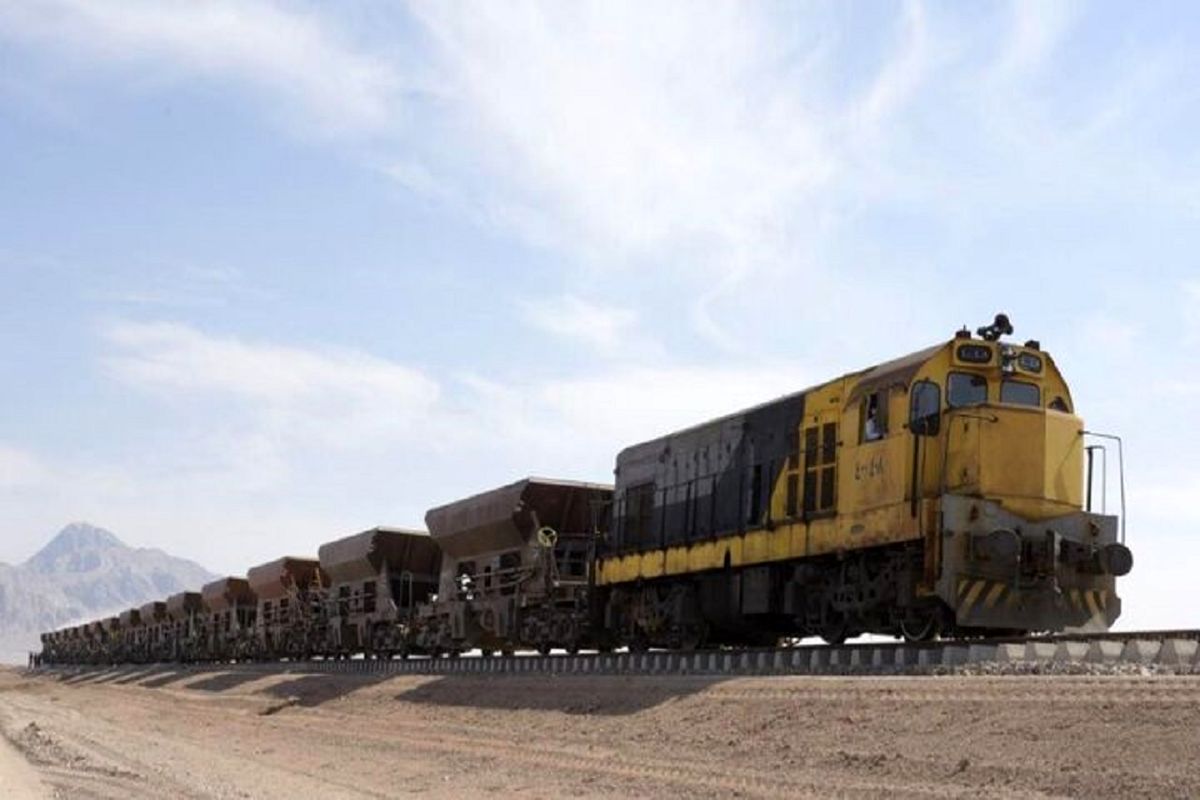 آغاز بارگیری نخستین محموله میلگرد صادراتی از ایستگاه سواریان واقع در شهرک صنعتی سلفچگان