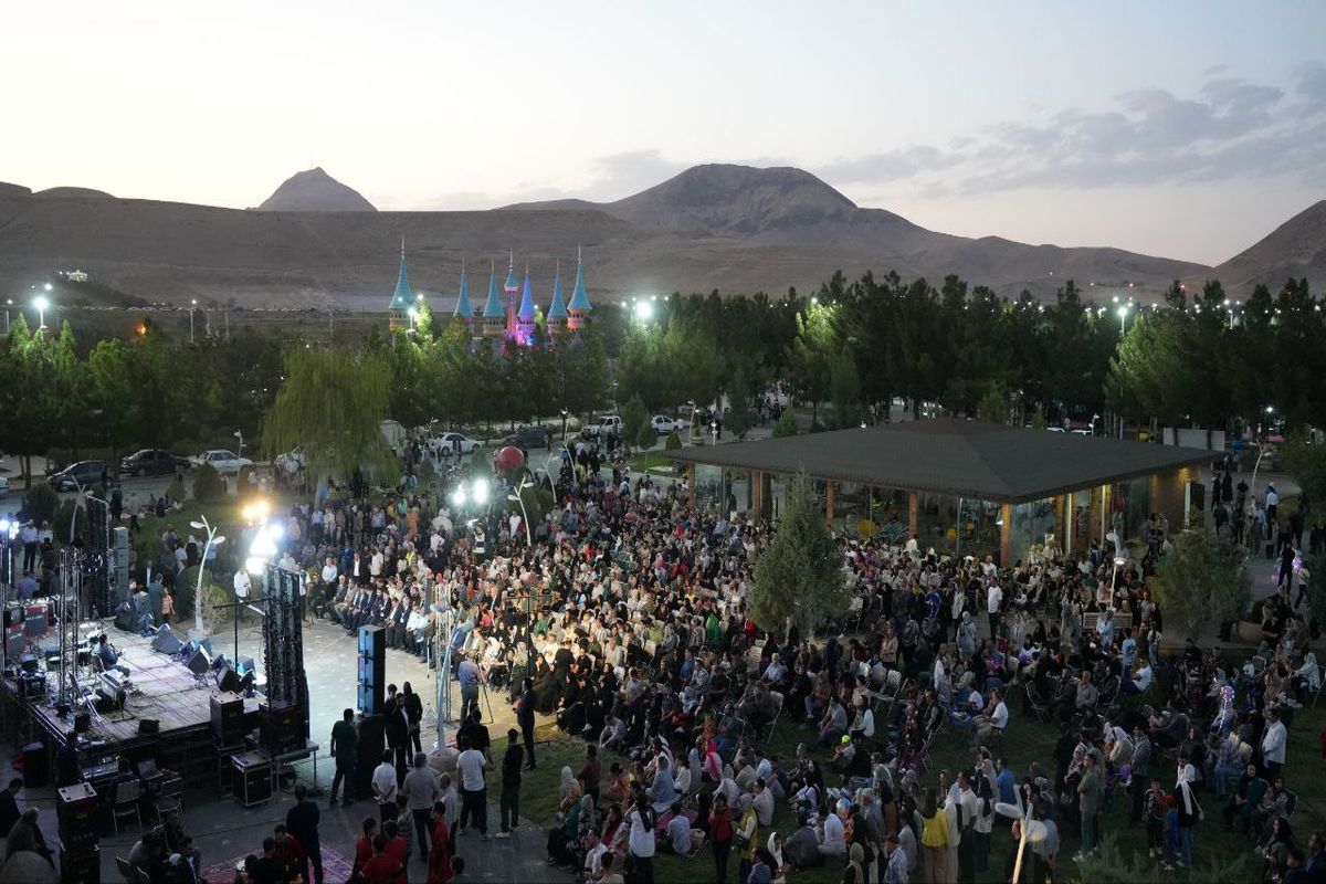 آغاز هشتمین جشنواره انگور اورمیه با استقبال پرشور مردم
