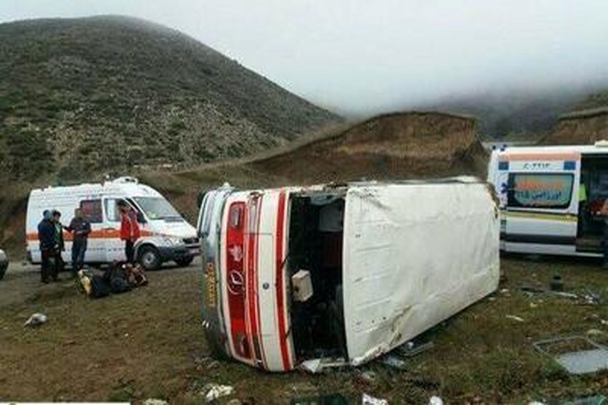 مصدومیت ۶ نفر در واژگونی ون معدن در جاده زرهشوران تکاب