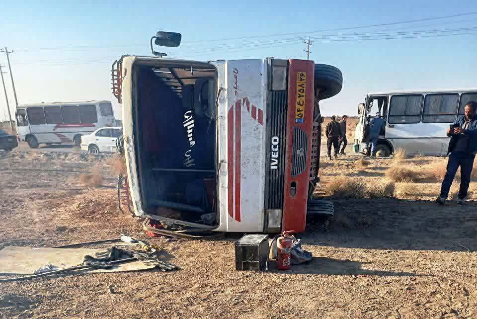 ۱۱ مصدوم در واژگونی مینی‌بوس کارگران معدن در بردسکن