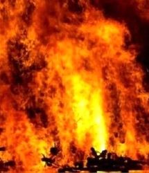 بازار قدیم بندرعباس همچنان در آتش / آتش‌نشانی: خسارت جانی نداشته است