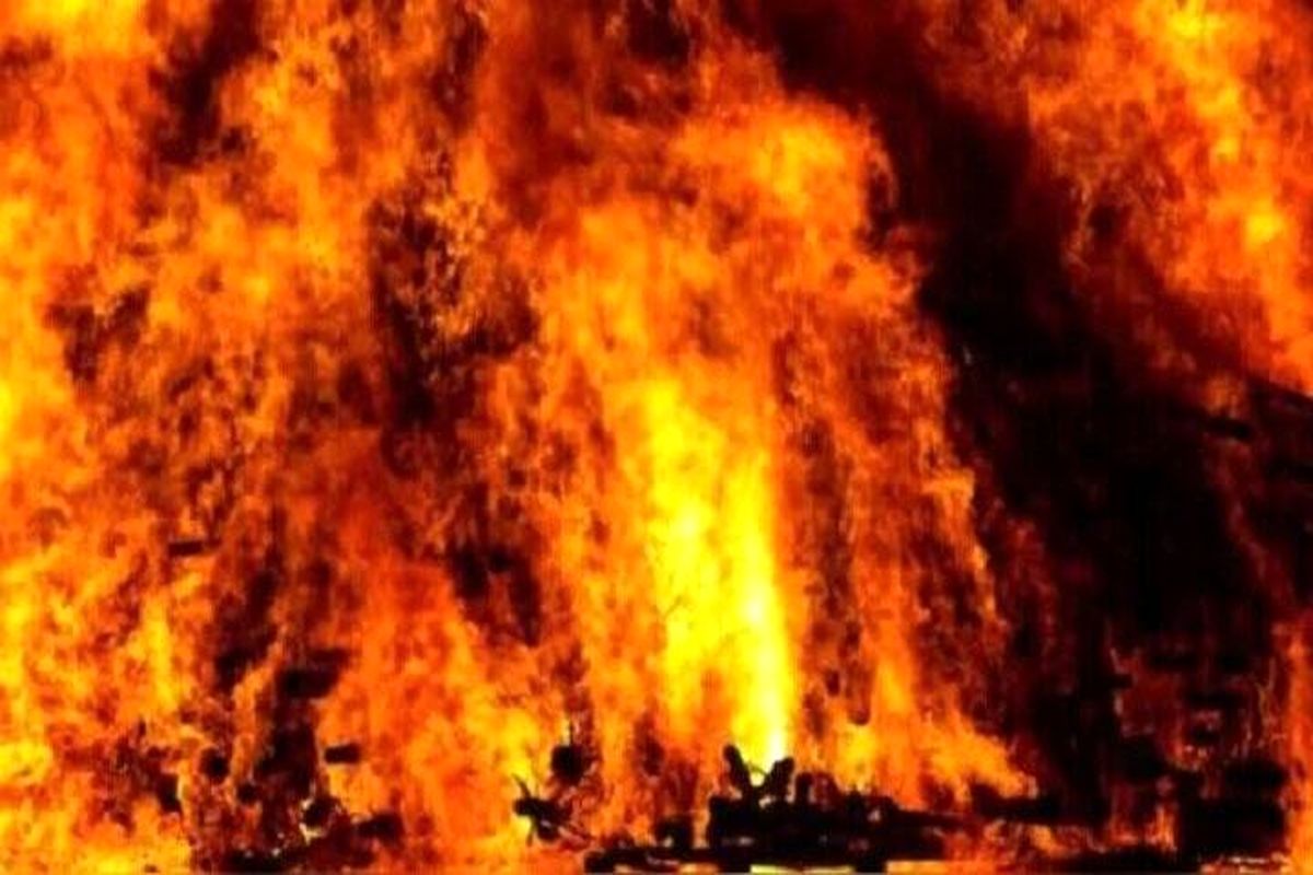 بازار قدیم بندرعباس همچنان در آتش / آتش‌نشانی: خسارت جانی نداشته است