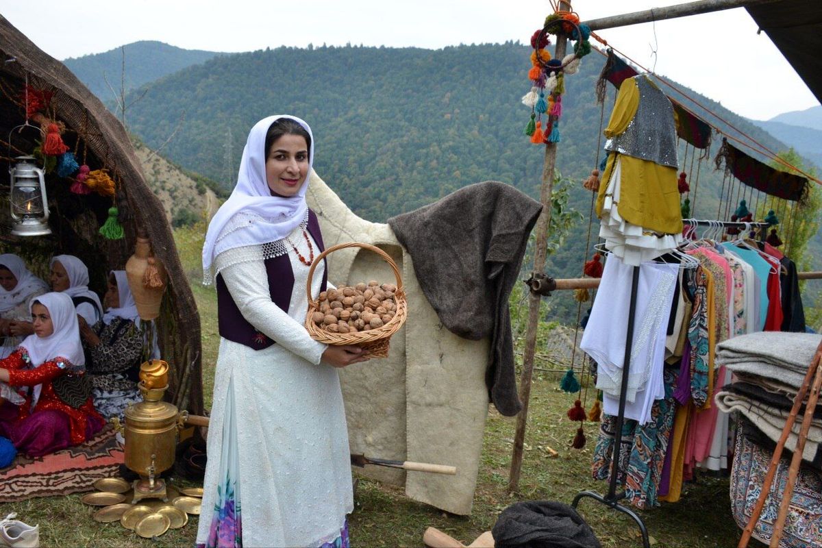 نخستین جشنواره استانی و فرهنگی عشایری برداشت گردو در روستای ارده برگزار شد